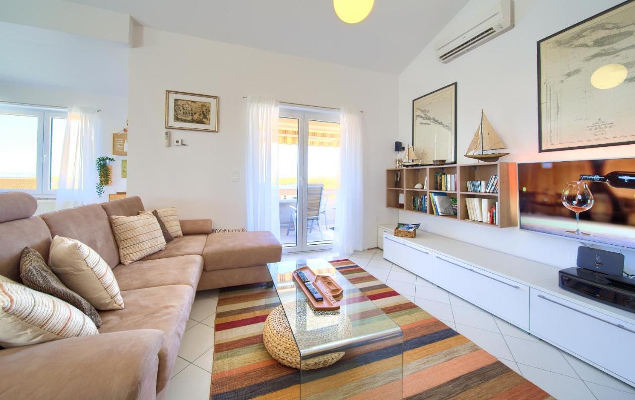 Apartment Sea & Wine With Terrace & Scenic Sea View, Punat